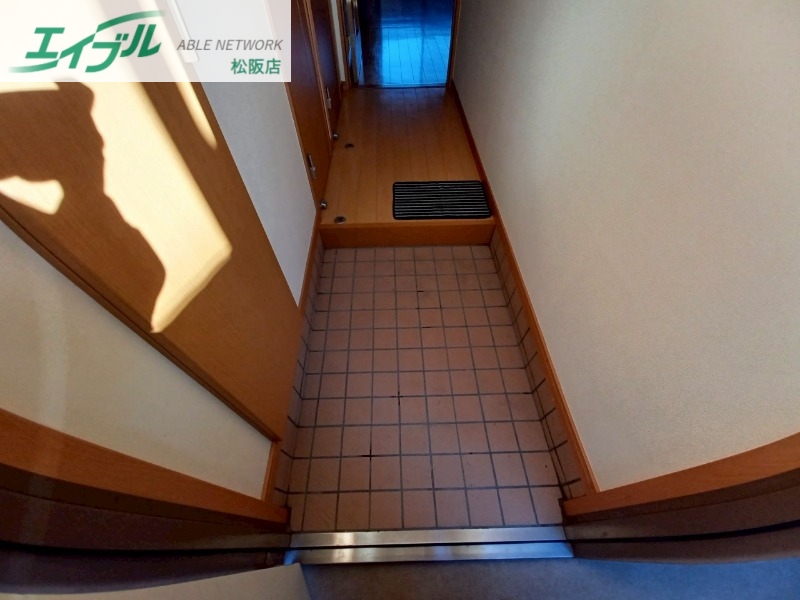 玄関　同物件別部屋のお写真です。