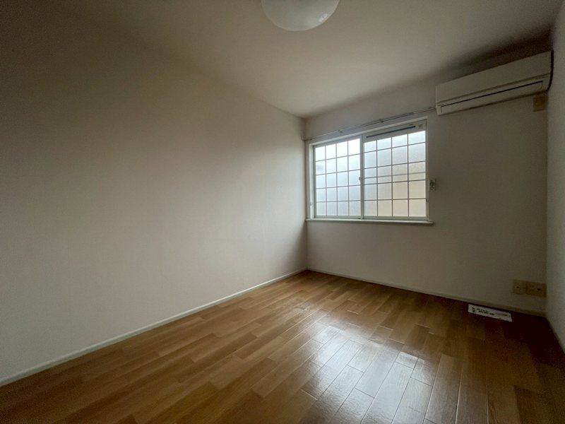 居室・リビング　照明付きのお部屋です。