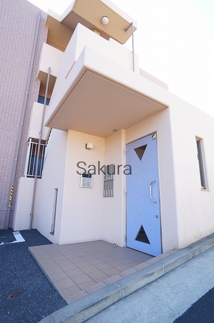 エントランス　重厚感のある建物デザイン♪