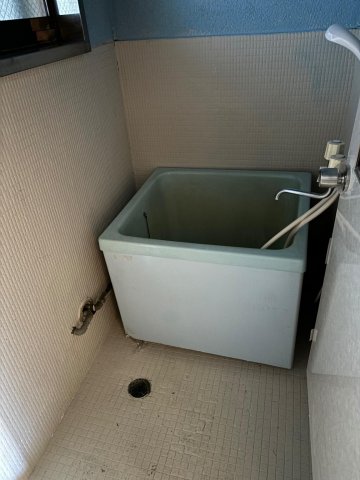 バス・シャワールーム　お風呂に窓があります。換気もらくちん