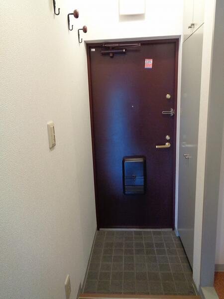 玄関　下駄箱もある玄関です。