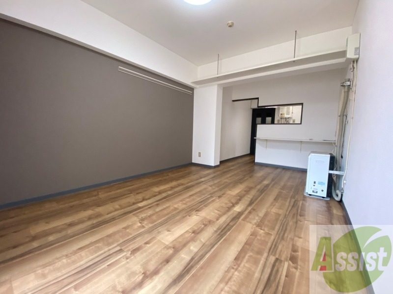 居室・リビング　リビングです。木目のフローリングが落ち着きますね。