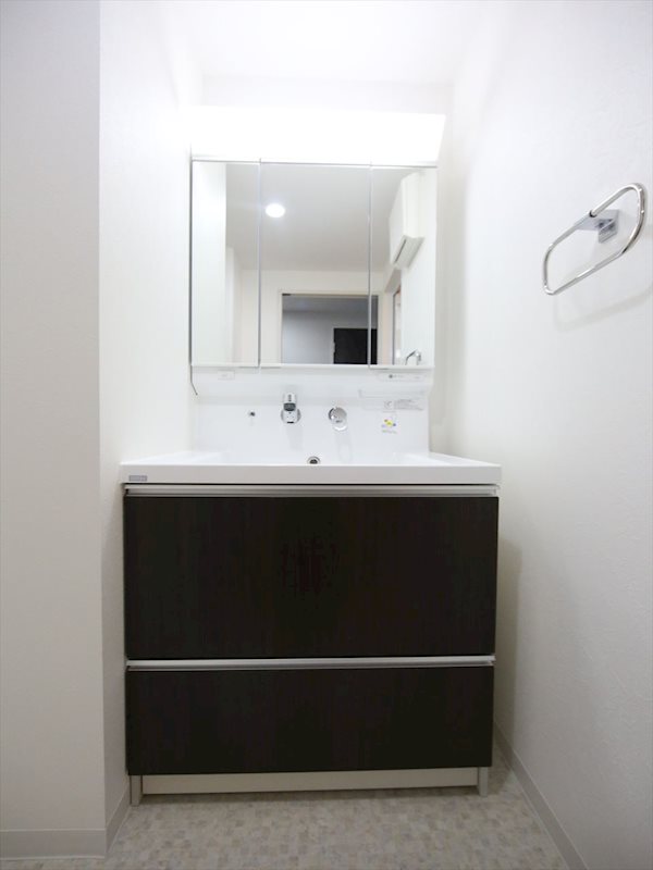 洗面設備　脱衣所　独立洗面台（シャンプードレッサー付）収納スペース有