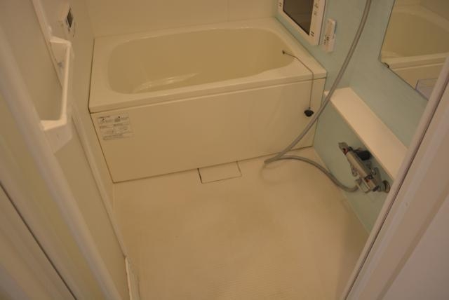 バス・シャワールーム　お風呂も壁一面おしゃれな色に仕上がってます