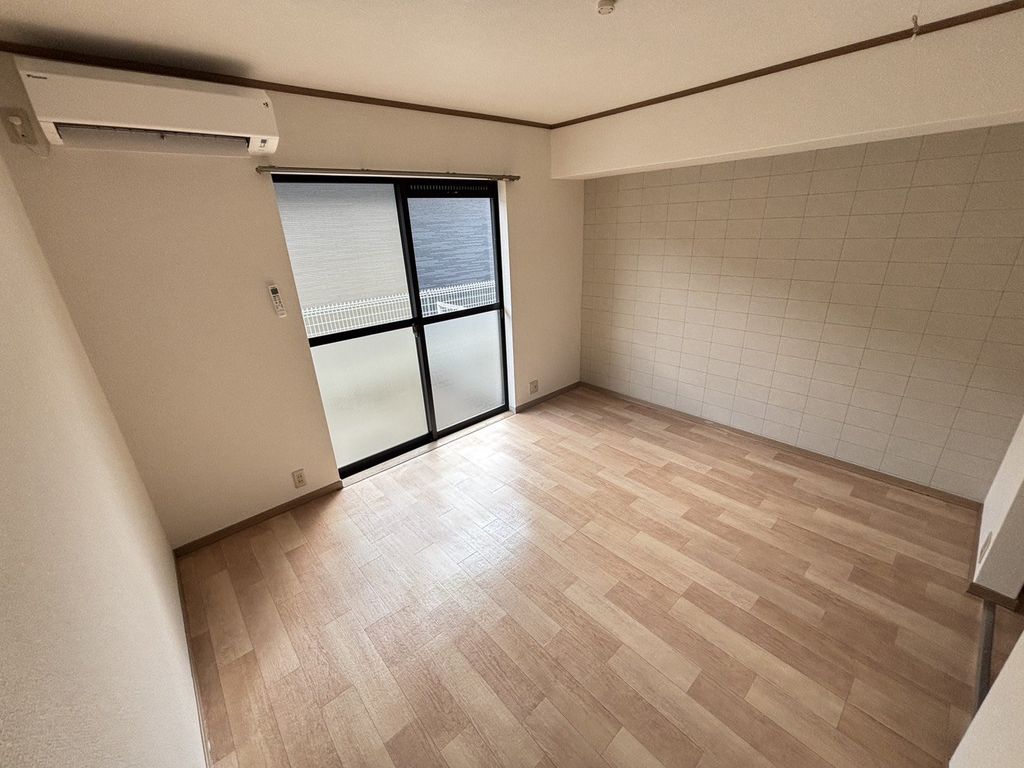山陽電鉄本線 亀山駅 徒歩20分 2階建 築32年の居間写真