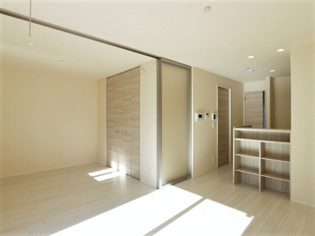 居室・リビング　リビングから洋室