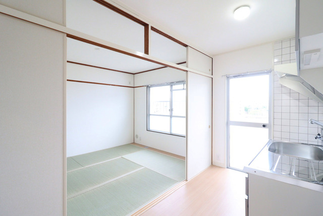 居室・リビング　ふすまを開けてキッチンとつなげて使えます