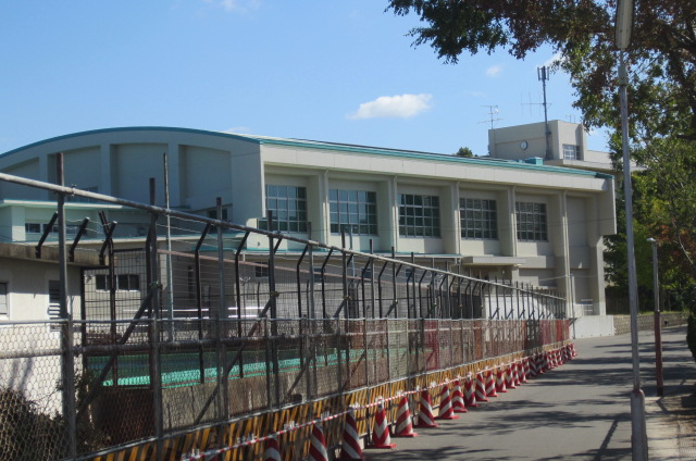 中学校　泉佐野市立日根野中学校（中学校）まで1104m