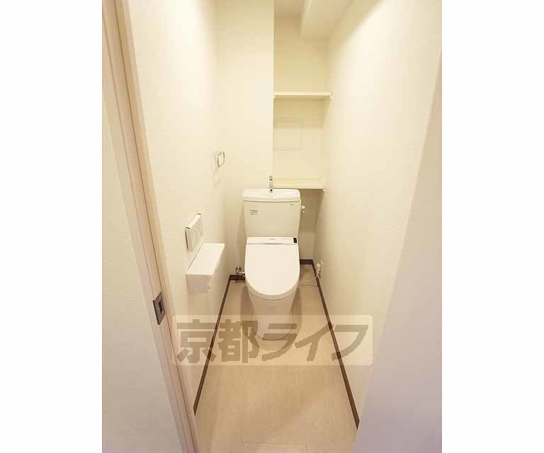 トイレ　ゆとりのあるトイレ。温水洗浄便座付き・