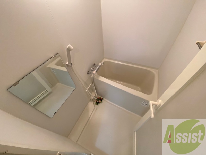 バス・シャワールーム　バスルームは狭すぎず、シャワーも浴びやすそうです。