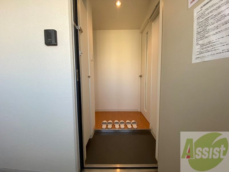 玄関　玄関の様子です。明るい印象ですね。気分もあがりそう。