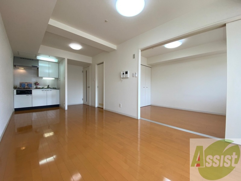 居室・リビング　１２．８帖のＬＤＫです。広々として、きれいですね。