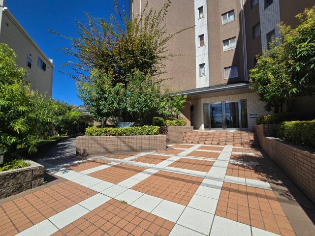 エントランス　詳細は、RISUMO江坂本店までお問合せください♪