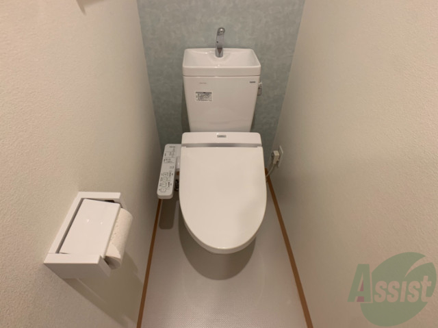 トイレ　トイレはバストイレ別の温水洗浄便座トイレです。