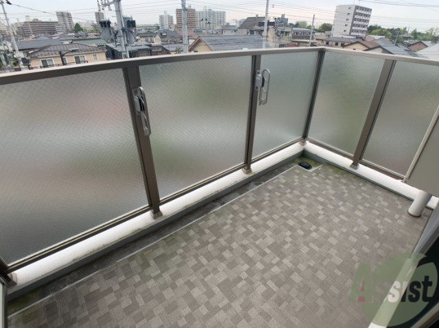 バルコニー　バルコニーが広いので洗濯物が沢山干せそうですね。