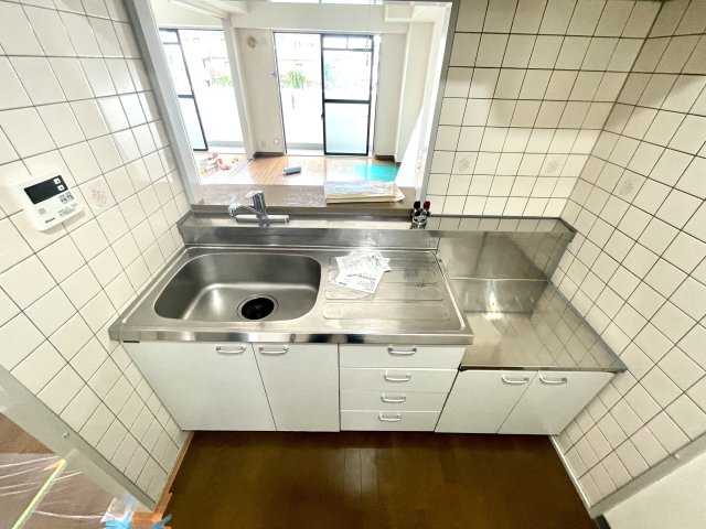 キッチン　3口ガスコンロ付きのシステムキッチンです♪