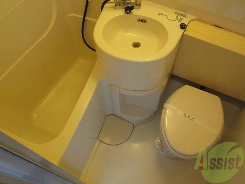 バス・シャワールーム　ユニットバスながら、やや広めの設計です