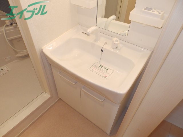 洗面設備　同型参考写真です