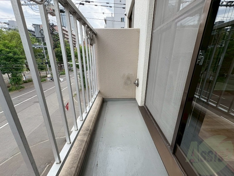 バルコニー　バルコニーは幅があり、広い印象を受けました。