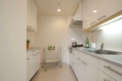 キッチン　同タイプ、モデルルーム時のお写真です（調度品等は付きません）