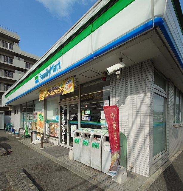 コンビニ　ファミリーマート港北新吉田店（コンビニ）まで132m