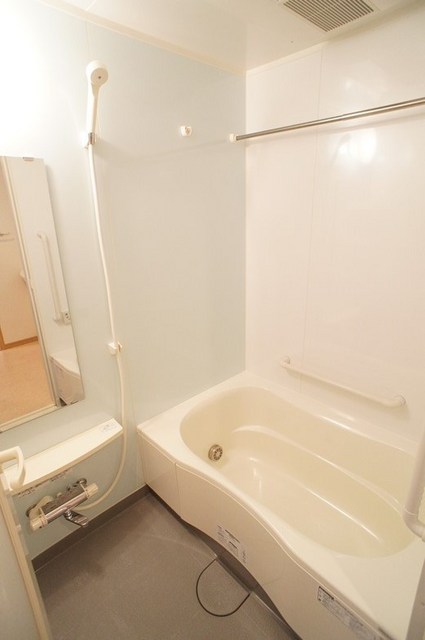 バス・シャワールーム　追い焚き機能・浴室乾燥機付きバスルーム♪