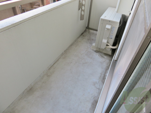 バルコニー　少し小さくても洗濯物はちゃんと外に干せますよ。