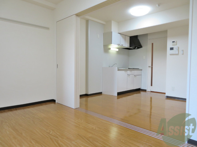 居室・リビング　陽の光が差し込む明るいお部屋は気持がいいですね～