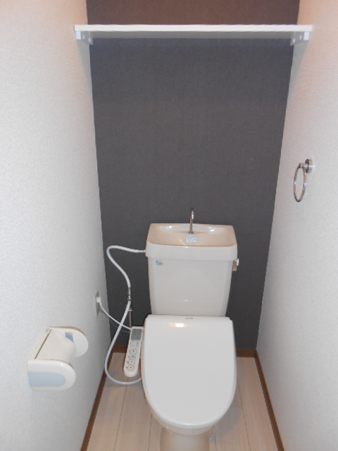 トイレ　温水洗浄便座完備・小物収納棚あり