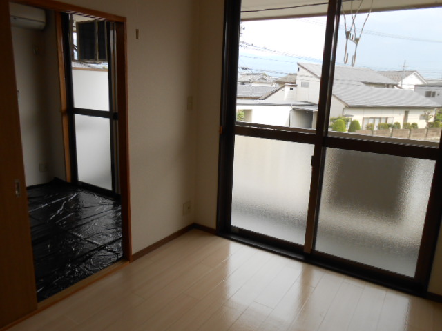 居室・リビング　南面リビング・和室（エアコン完備）・全室照明完備