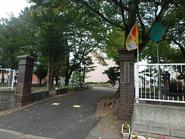 小学校　札幌市立白石小学校（小学校）まで272m