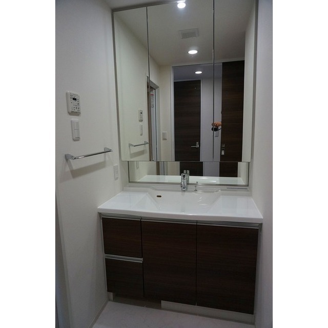 洗面設備　１００９号室カラーはダークになります。