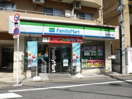 コンビニ　ファミリーマート 南烏山五丁目店（コンビニ）まで381m