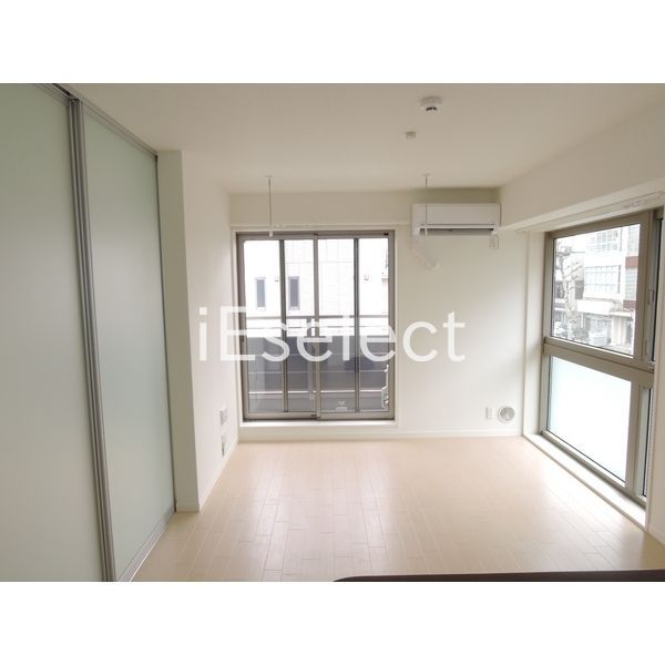 居室・リビング　2面採光で明るいリビングです