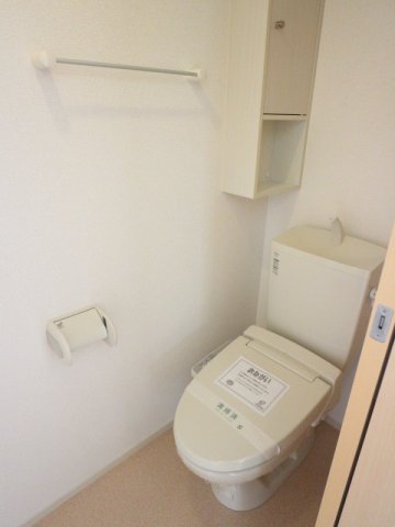 トイレ　落ち着いた色調のトイレです