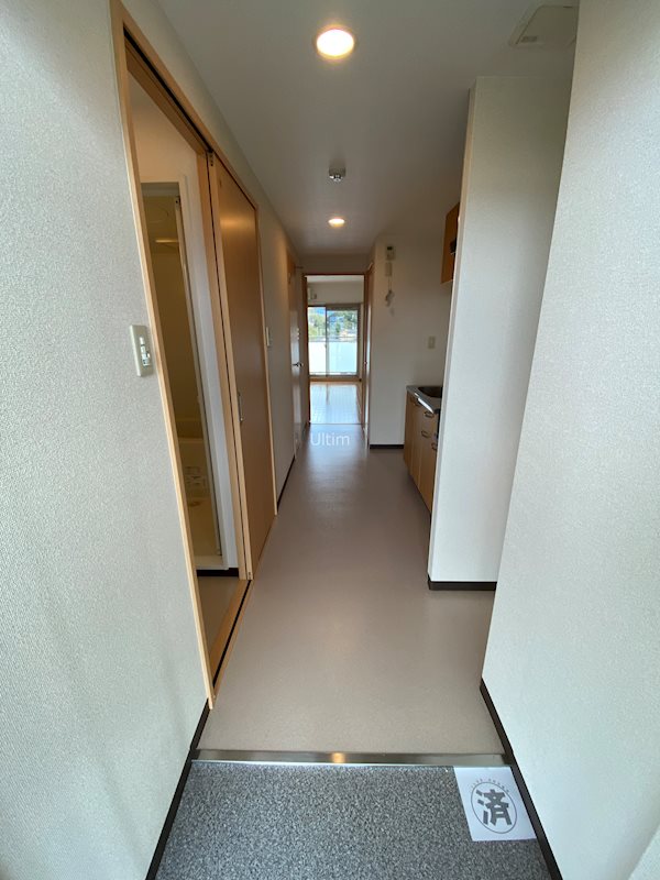 玄関　全て違うお部屋（同じ間取り）の写真です