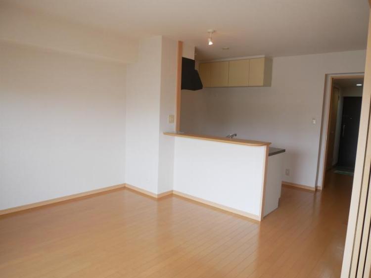 居室・リビング　別号室の写真になります。現況優先。