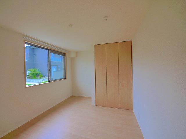 その他部屋・スペース　開放的な寝室です