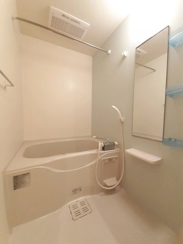 バス・シャワールーム　コンパクトで使いやすいお風呂です