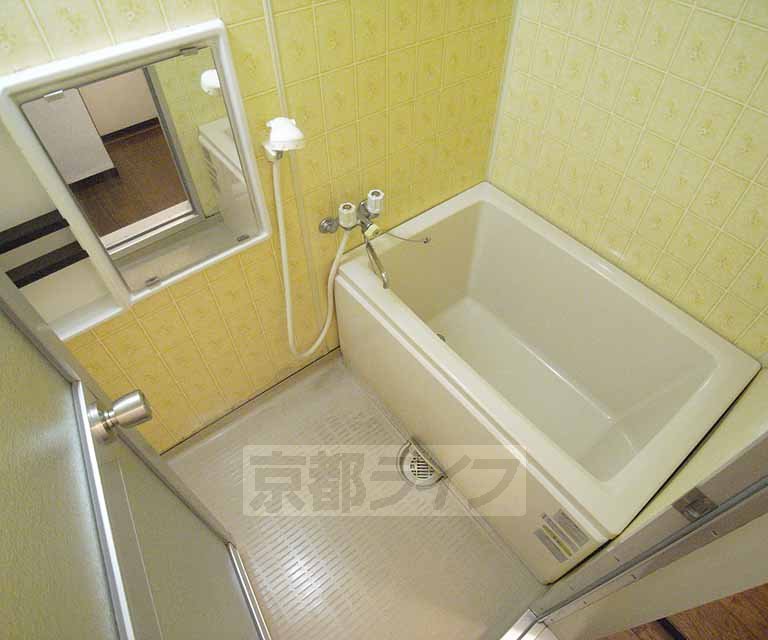 バス・シャワールーム　シャワー付きの便利なお風呂です。