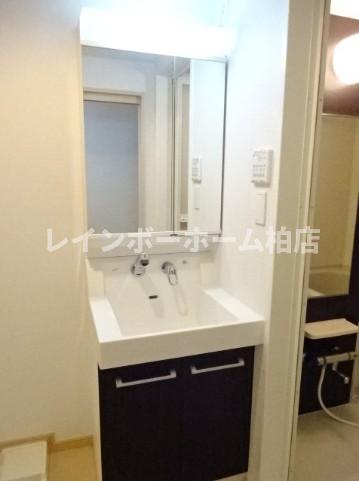 洗面設備　シャワー付き洗面台です