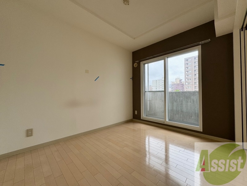 その他部屋・スペース　寝室はこちらです。光が差し込む、温かみのあるお部屋です。