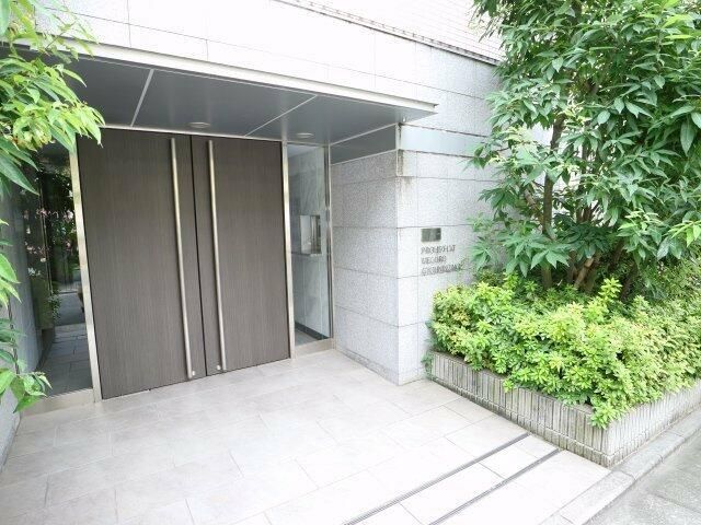 エントランス　落ち着いたエントランスです