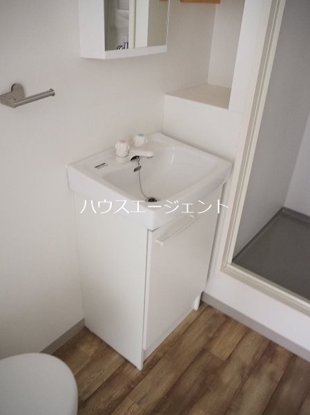 洗面設備　独立洗面台で朝の準備ラクラク。