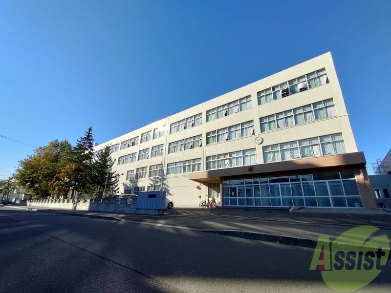 中学校　札幌市立栄南中学校（中学校）まで648m