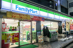 コンビニ　ファミリーマート東京医科大学前店（コンビニ）まで137m