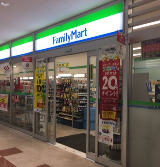 コンビニ　ファミリーマートニューピア竹芝店（コンビニ）まで70m