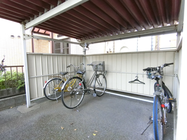 その他共有部分　敷地内屋根付き駐輪場ございます。