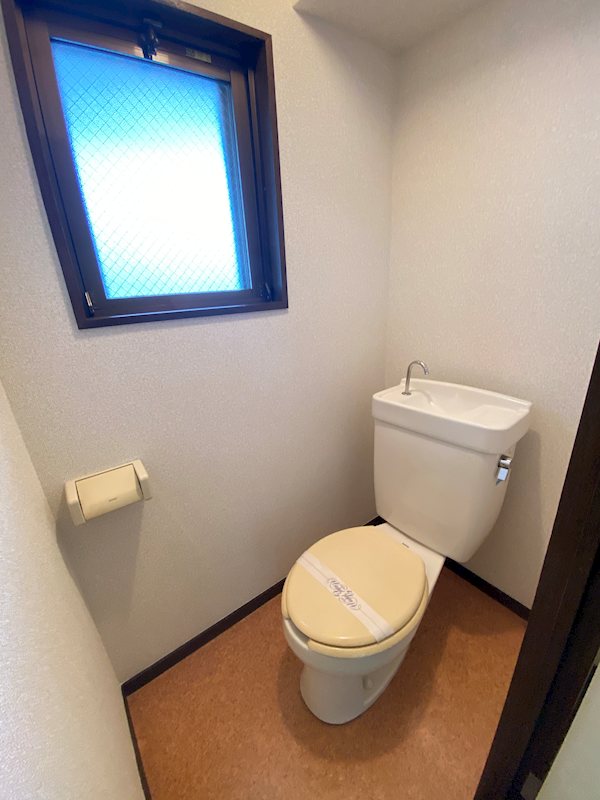 トイレ　窓があるトイレで換気も良好！