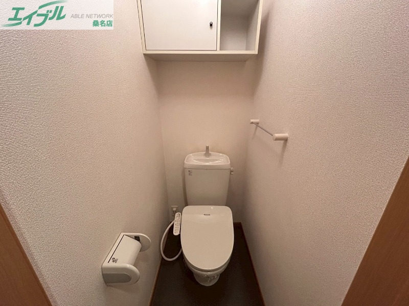 トイレ　別部屋反転同型写真